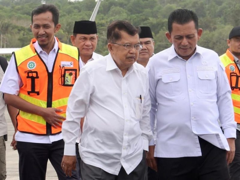Gubernur Kepulauan Riau H. Ansar Ahmad menyambut kedatangan Ketua Umum Palang Merah Indonesia (PMI)  H.M. Jusuf Kalla. Foto: Diskominfo Kepri 