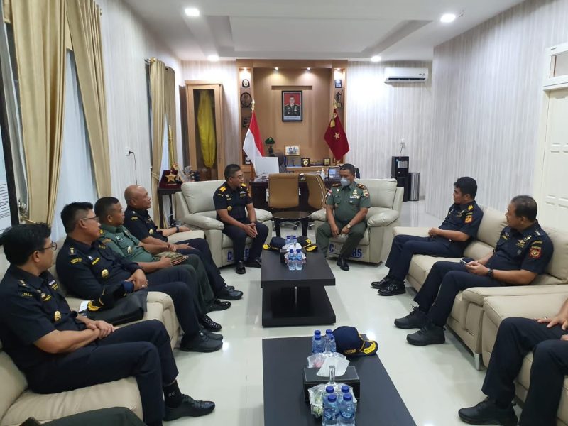 Pada hari ini, Kamis, 19 Januari 2023 telah dilakukan kunjungan Bea Cukai, dalam hal ini Kanwil Khusus Kepri dan KPU BC Batam ke Markas Besar KOREM 033/WIRA PRATAMA di Tanjung Pinang. Foto: Humas BC Batam 