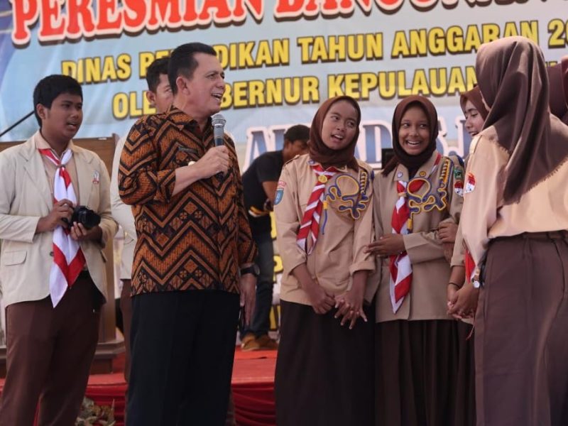 Gubernur Kepulauan Riau Ansar Ahmad saat berada di SMA Negeri 24 Batam. Foto: INIKEPRI.COM 