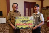 Gubernur Ansar saat menyerahkan bantuan kepada pelaku UMKM beberapa waktu lalu. Foto: Diskominfo Kepri 