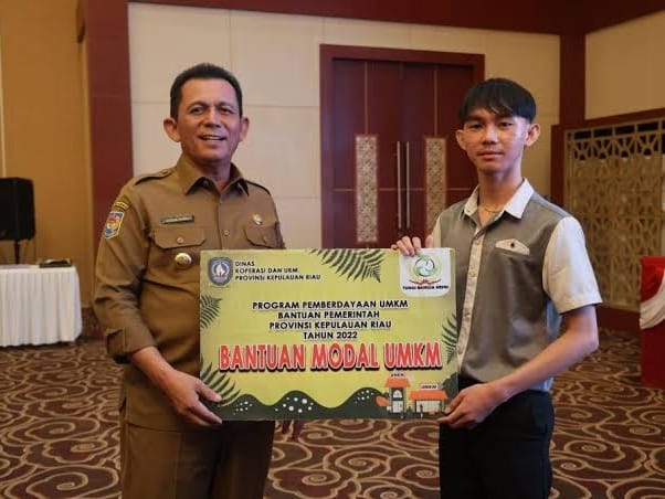 Gubernur Ansar saat menyerahkan bantuan kepada pelaku UMKM beberapa waktu lalu. Foto: Diskominfo Kepri 