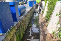 Kapos Pol Pelabuhan Internasional Batam Center Bripka Ronald Eden Sitohang menyulap parit di sepanjang areal itu menjadi bersih. Foto: INIKEPRI.COM 