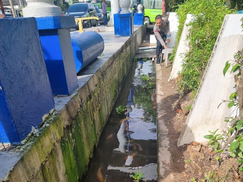 Kapos Pol Pelabuhan Internasional Batam Center Bripka Ronald Eden Sitohang menyulap parit di sepanjang areal itu menjadi bersih. Foto: INIKEPRI.COM 