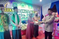 Muhammad Kadri S.HI MH menyerahkan Piala ke pemenang STQ Keluaran Sekanak Raya, Belakangpadang, Kota Batam. Foto: INIKEPRI.COM 