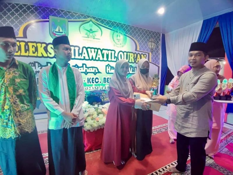 Muhammad Kadri S.HI MH menyerahkan Piala ke pemenang STQ Keluaran Sekanak Raya, Belakangpadang, Kota Batam. Foto: INIKEPRI.COM 