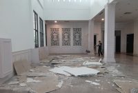 Plafon gedung DPRD Kepri di Pulau Dompak, Tanjungpinang, ambruk diterjang puting beliung, Rabu (11/1/2023). Foto: ANTARA/Ogen