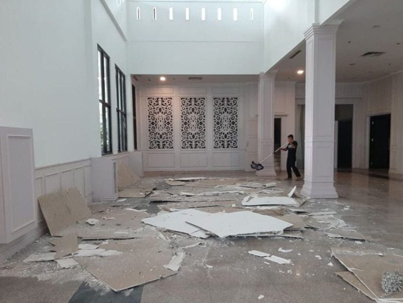 Plafon gedung DPRD Kepri di Pulau Dompak, Tanjungpinang, ambruk diterjang puting beliung, Rabu (11/1/2023). Foto: ANTARA/Ogen
