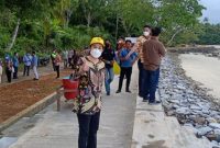 Anggota DPR RI Cen Sui Lan akan mempermulus Jalan  Objek Wisata Pantai Maros di Sedanau Natuna lewat kebijakan diskresi. Foto: metrobatam