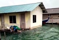 Rumah milik warga di Kelurahan Pulau Terung, Kecamatan Belakangpadang, Kota Batam, terkena hentaman gelombang dari speedboat Batam-Karimun yang melaju kencang. Foto: Tangkapan Layar