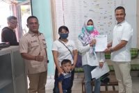 Sekretaris Gerindra Kota Batam, Aweng Kurniawan, menyerahkan beasiswa. Foto: Istimewa 