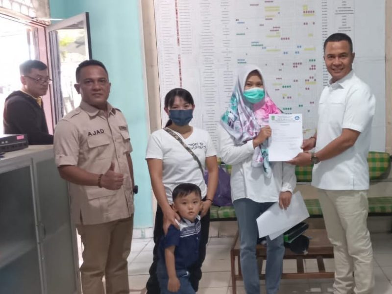 Sekretaris Gerindra Kota Batam, Aweng Kurniawan, menyerahkan beasiswa. Foto: Istimewa 