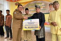 Gubernur Ansar menyerahkan bantuan pertanian dan bantuan hibah rumah ibadah untuk sejumlah masjid dan surau di Tambelan. Foto: Diskominfo Kepri 