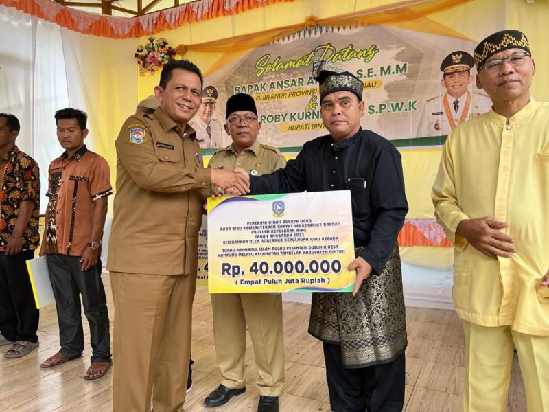 Gubernur Ansar menyerahkan bantuan pertanian dan bantuan hibah rumah ibadah untuk sejumlah masjid dan surau di Tambelan. Foto: Diskominfo Kepri 