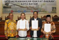 Wakil Wali Kota Batam Amsakar Achmad hadir dalam Rapat Paripurna Laporan Pansus Pembahasan Rancangan Peraturan Daerah (Ranperda) Penyelenggaraan Kearsipan sekaligus pengambilan keputusan, Rabu (25/1/2023). Foto:Istimewa 