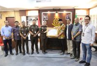 Kejari Batam Herlina Setyorini menerima penghargaan dari unsur pimpinan DPRD Kota Batam. Foto: Istimewa 