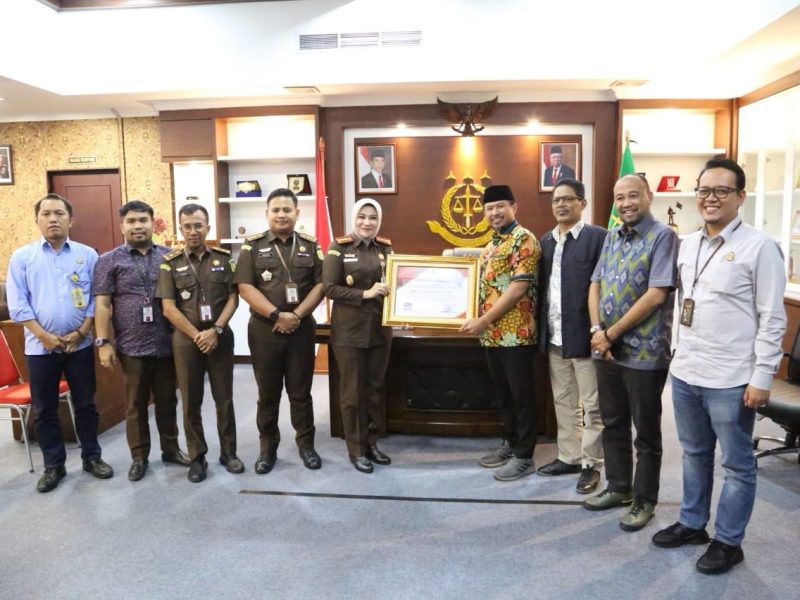 Kejari Batam Herlina Setyorini menerima penghargaan dari unsur pimpinan DPRD Kota Batam. Foto: Istimewa 