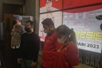 Anggota DPRD Kota Batam Azhari David Yolanda dan Natasha saat konferensi pers pengungkapan kasus tindak pidana narkotika di Polresta Barelang. Foto: INIKEPRI.COM