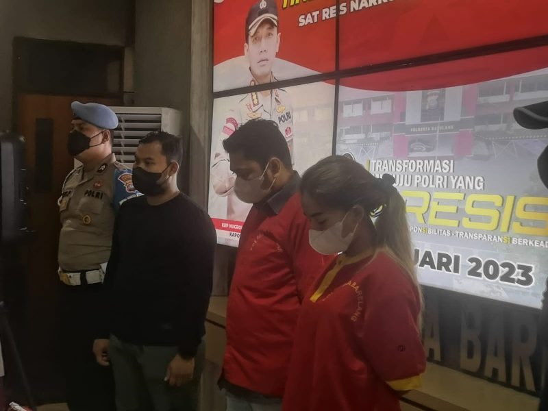 Anggota DPRD Kota Batam Azhari David Yolanda dan Natasha saat konferensi pers pengungkapan kasus tindak pidana narkotika di Polresta Barelang. Foto: INIKEPRI.COM 