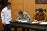 Penandatanganan Nota Kesepakatan Bersama antara Perumda Air Minum Tirta Kepri Dengan PT. Tirta Bintan Perkasa di ruang VIP Bandara Raja Haji Fisabilillah (RHF) Tanjungpinang. Foto: Diskominfo Kepri 