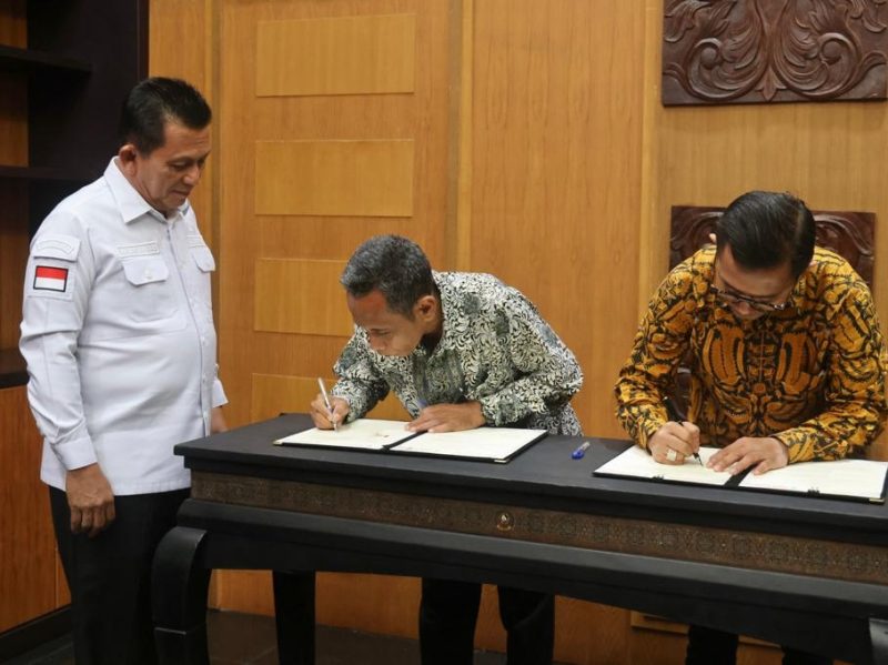 Penandatanganan Nota Kesepakatan Bersama antara Perumda Air Minum Tirta Kepri Dengan PT. Tirta Bintan Perkasa di ruang VIP Bandara Raja Haji Fisabilillah (RHF) Tanjungpinang. Foto: Diskominfo Kepri 