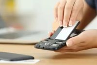 Peraturan baru untuk baterai smartphone atau ponsel cerdas yang dapat diganti atau dilepas, kembali digaungkan. Foto: Techspot