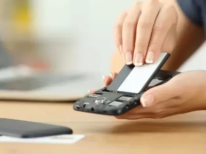 Peraturan baru untuk baterai smartphone atau ponsel cerdas yang dapat diganti atau dilepas, kembali digaungkan. Foto: Techspot