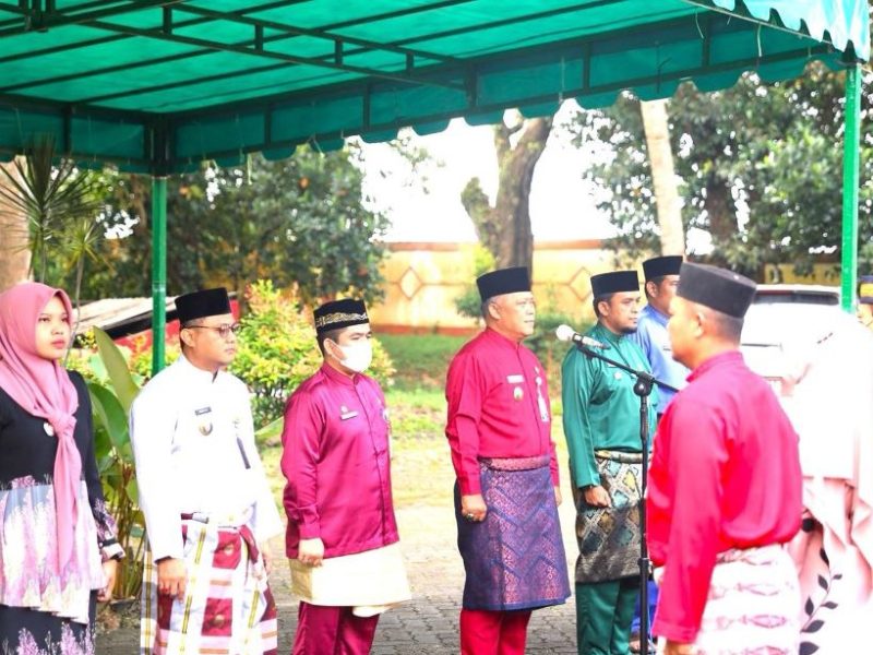Wakil Wali Kota Tanjungpinang Endang Abdullah, ketika pimpin apel pagi perdana 2023, di halaman kantor Kecamatan Tanjungpinang Timur, Kota Tanjungpinang, Kepri, Senin (2/1/2023). Foto: Kominfo Tanjungpinang 