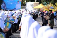 Ibu-ibu badan kontak majelis taklim (BKMT) se-Kota Tanjungpinang tampil dalam festival seribu kompang sempena Hari Jadi ke-239 Kota Tanjungpinang, di lapangan Pamedan Ahmad Yani Tanjungpinang, Kepri, Sabtu (7/1/2023). Foto: Kominfo Tanjungpinang 