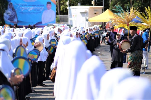 Ibu-ibu badan kontak majelis taklim (BKMT) se-Kota Tanjungpinang tampil dalam festival seribu kompang sempena Hari Jadi ke-239 Kota Tanjungpinang, di lapangan Pamedan Ahmad Yani Tanjungpinang, Kepri, Sabtu (7/1/2023). Foto: Kominfo Tanjungpinang 