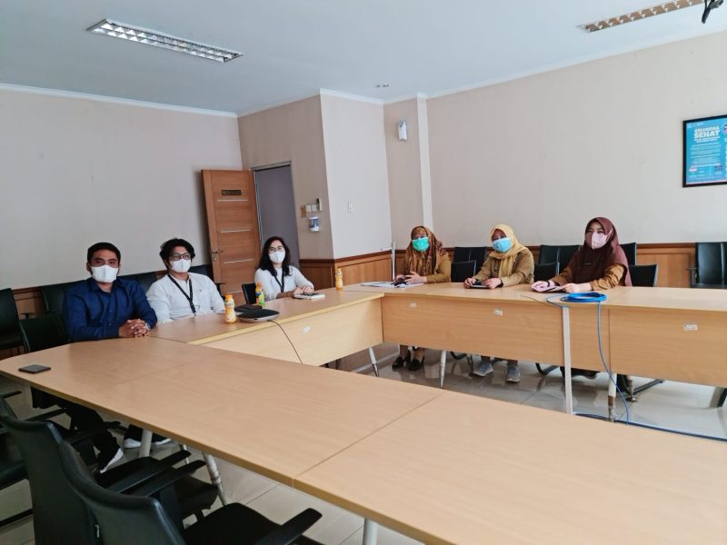 Audiensi antara Tim kuasa hukum dari Lembaga Bantuan Hukum (LBH) SAFA, Anggi Mangaraja Batubara dan Raisa Putri  dengan Pemerintah Kota Bekasi dan rumah sakit pada pertengahan tahun lalu. Foto: Dok. LBH SAFA untuk INIKEPRI.COM 