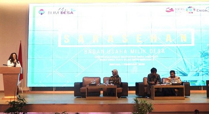 Cen Sui Lan Anggota Komisi V DPR RI Fraksi Golkar Dapil Kepri memberikan pengarahan dalam sarasehan penguatan BUMDes di depan 1.000 peserta, pada peringatan Hari BUMDes nasional tahun 2023 di Bintan Agro Beach Resort, Teluk Bakau, Kecamatan Gunung Kijang, Kabupaten Bintan, Kepri, Rabu (1/2/2023). Foto: yen/suaraserumpun.com