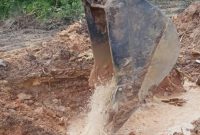 Alat berat pelebaran jalan yang merusak aliran air dari SPAM Batam. Foto: Istimewa 