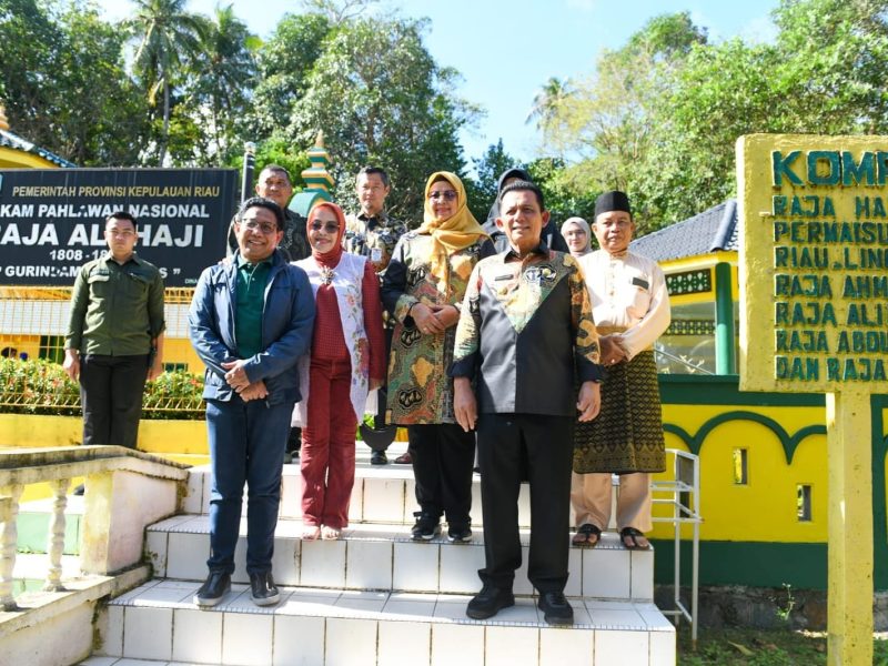 Menteri Desa, Pembangunan Daerah Tertinggal dan Transmigrasi (Mendes PDTT) H. Abdul Halim Iskandar melakukan wisata Religi ke Pulau Penyengat. Foto: Diskominfo Kepri 