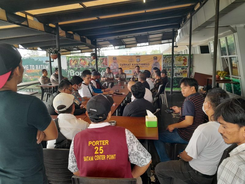 Polsek Kawasan Pelabuhan Polresta Barelang menggelar Curhat Kamtibmas di Rumah Makan Rempah-rempah, Lantai 2 Pelabuhan Internasional Batam Center, Kota Batam, Jumat 3 Februari 2023 pagi. 