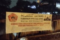 Spanduk penolakan pelantikan Ikatan Keluarga Sumatera Utara. Foto: Istimewa 