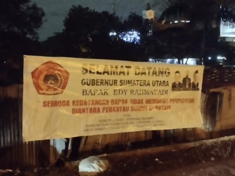Spanduk penolakan pelantikan Ikatan Keluarga Sumatera Utara. Foto: Istimewa 