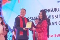 Cen Sui Lan, Anggota DPR RI dari Daerah Pemilihan (Dapil) Provinsi Kepulauan Riau (Kepri) lagi-lagi meraih penghargaan. Kali ini, anggota fraksi Partai Golkar tersebut menerina penghargaan khusus dan penyematan PIN PSMTI dari Ketua Umum Dewan Pimpinan Pusat Persatuan Sosial Marga Tionghoa Indonesia (DPP PSMTI), Wiliam Tanta, di Swiss Bell Hotel Harbour Bay, Kota Batam, Jumat 2 Februari 2023.  Foto: Tangkapan Layar