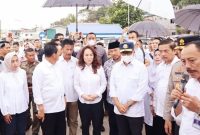 Cen Sui Lan Anggota Komisi V DPR RI dan Budi Karya Sumadi Menteri Perhubungan dan Gubernur Kepri Ansar Ahmad menerima penjelasan dari Ir Junaidi Direktur Transportasi Sungai, Danau dan Penyeberangan (TSDP) Ditjen Hubdat Kemenhub, di sela meninjau KMP Bahtera Nusantara 03 di pelabuhan roro Telah Punggur, Batam, Sabtu (4/2/2023). Foto: nurul atia/suaraserumun.