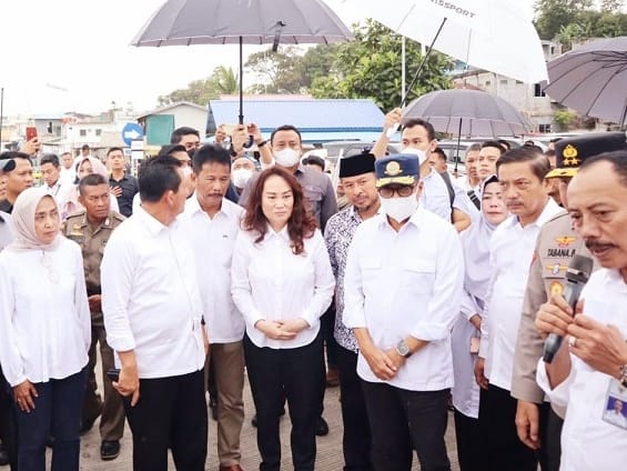 Cen Sui Lan Anggota Komisi V DPR RI dan Budi Karya Sumadi Menteri Perhubungan dan Gubernur Kepri Ansar Ahmad menerima penjelasan dari Ir Junaidi Direktur Transportasi Sungai, Danau dan Penyeberangan (TSDP) Ditjen Hubdat Kemenhub, di sela meninjau KMP Bahtera Nusantara 03 di pelabuhan roro Telah Punggur, Batam, Sabtu (4/2/2023). Foto: nurul atia/suaraserumun.