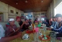 Erwan Bachrani wakil ketua DPW NasDem Kepri menggelar Coffee Morning di sebuah warung yang terletak di Jl. Merdeka, Desa Penuba, Kecamatan Selayar, Kabupaten Lingga, Sabtu 4 Februari 2023. Foto: Istimewa 