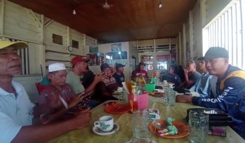 Erwan Bachrani wakil ketua DPW NasDem Kepri menggelar Coffee Morning di sebuah warung yang terletak di Jl. Merdeka, Desa Penuba, Kecamatan Selayar, Kabupaten Lingga, Sabtu 4 Februari 2023. Foto: Istimewa