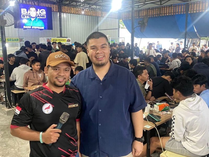 Bakal calon legislatif DPD RI Dapil Kepri Stephane Gerald Martogi Siburian (kanan/kemeja biru) menggelar turnamen Mobile Legend, bertempat di Radar Cafe Batu Aji, Sabtu dan Minggu, 4 hingga 5 Februari 2023.
Foto: INIKEPRI.COM 