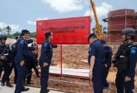 Direktur Jenderal Pengawasan Sumber Daya Kelautan dan Perikanan (PSDKP), Laksda TNI Dr Adin Nurawaluddin saat meninjau pemasangan papan pemberitahuan penghentian sementara proyek reklamasi di Kepri. Foto: ANTARA/HO-Humas Ditjen PSDKP.