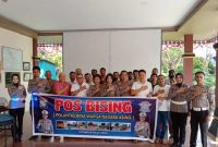 Personel Ditlantas Polda Kepri foto bersama dengan WNA yang ikut penyuluhan tertib lalu lintas di Batam, Minggu (5/2). Foto: ANTARA/HO-Ditlantas Polda Kepri