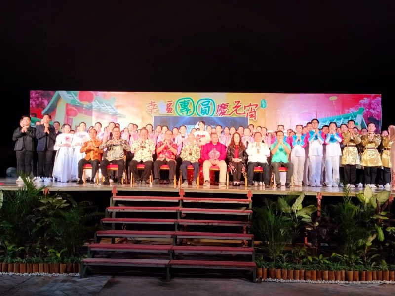 Cen Sui Lan, Anggota DPR RI Fraksi Golkar Dapil Kepri berfhoto bersama dengan Haripinto Tanuwijaya, Asmin Patros, Hendra Asman, Yusfa Hendri, Randi Tan dan MahaPanditta Taslim, juga para Artis Sendratari MahaVihara Duta Maitreya Batam, pada Acara Festival Cap Go Meh 2023 pada Minggu (5/2) malam. Foto: Istimewa 