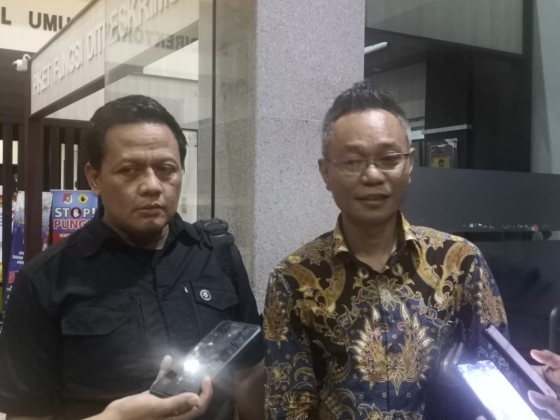 Wakabinda Kepri Bambang Panji Prianggodo bersama kuasa hukumnya Ade Darmawan, D, SH. Foto: INIKEPRI.COM 