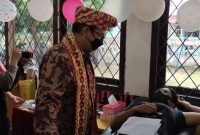 Kepala Badan Kependudukan dan Keluarga Berencana Nasional (BKKBN) Hasto Wardoyo, saat meninjau pemasangan KB oleh warga Panjang. Bandarlampung, Senin, (6/2/2023). Foto: ANTARA/Dian Hadiyatna