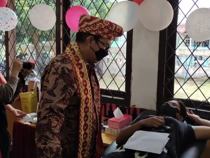 Kepala Badan Kependudukan dan Keluarga Berencana Nasional (BKKBN) Hasto Wardoyo, saat meninjau pemasangan KB oleh warga Panjang. Bandarlampung, Senin, (6/2/2023). Foto: ANTARA/Dian Hadiyatna