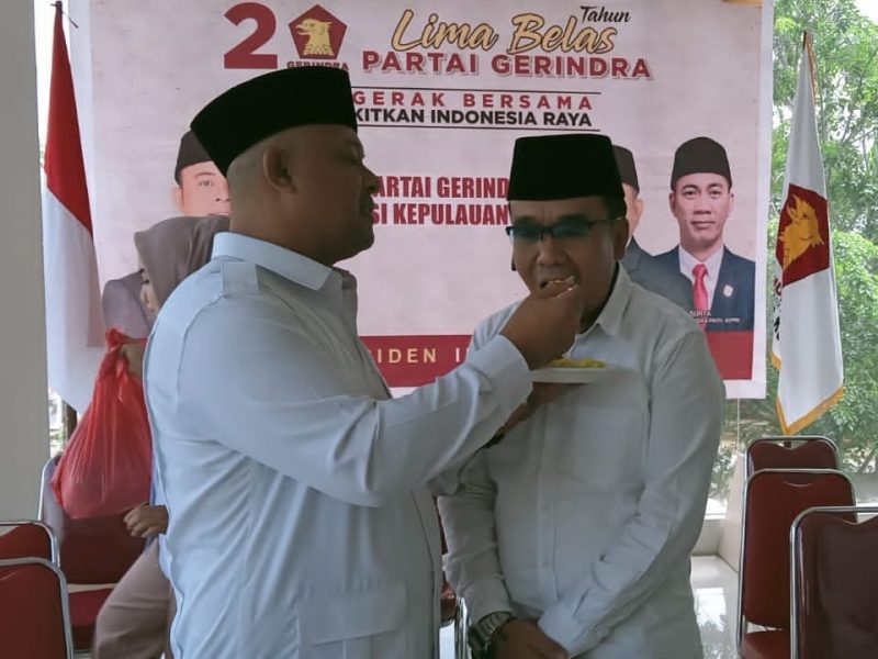 Ketua DPD Gerindra Kepri Iman Sutiawan menyuapkan tumpeng ke salah satu kader. Foto: Istimewa