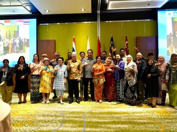 Lima negara di Asia Tenggara yang mengenal kebaya sebagai busana tradisional perempuan yaitu Indonesia, Singapura, Malaysia, Brunei Darussalam, dan Thailand membentuk hubungan budaya bersama (shared culture). Foto: Kemendikbudristek